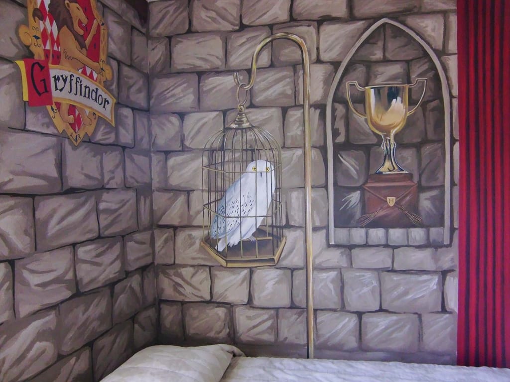 Harry Potter children's murals in theme room.
